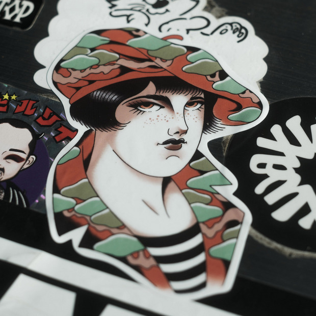 【DetroitDieselTattooWorks  × TRADMAN’S STICKER】 -赤いベレーのピンナップガール-
